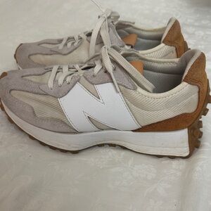New Balance 327 sneaker in the "Sea Salt with Rust Oxide"  Women's sz 6